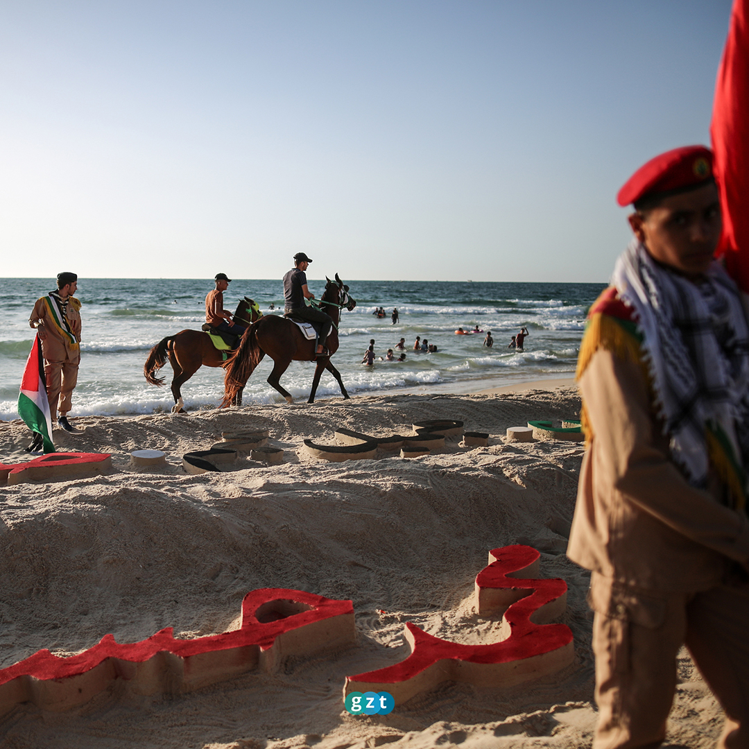 Seniman Palestina menulis nama 17 anak yang dibunuh zionis ‘Israel’ menggunakan pasir di pantai Gaza.

Serangan tiga hari zionis, yang dimulai 5 Agustus, menewaskan 49 orang; termasuk 17 anak, dan melukai 360 lainnya.

Foto: <a href="/gztcom/">GZT</a>

#Gaza16TahunDikepung
#GazaGarisPertahananKita