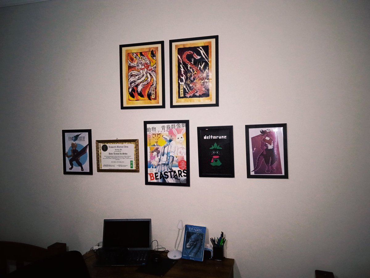 Agora meu quarto ficou bonitinho.
Vou encher a parede até não ter mais espaço.