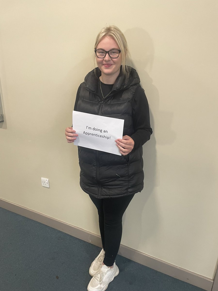 Lovely to see some very smiley faces this morning!😊 Well done to all of you!👏👏👏#AlevelResultsDay2022