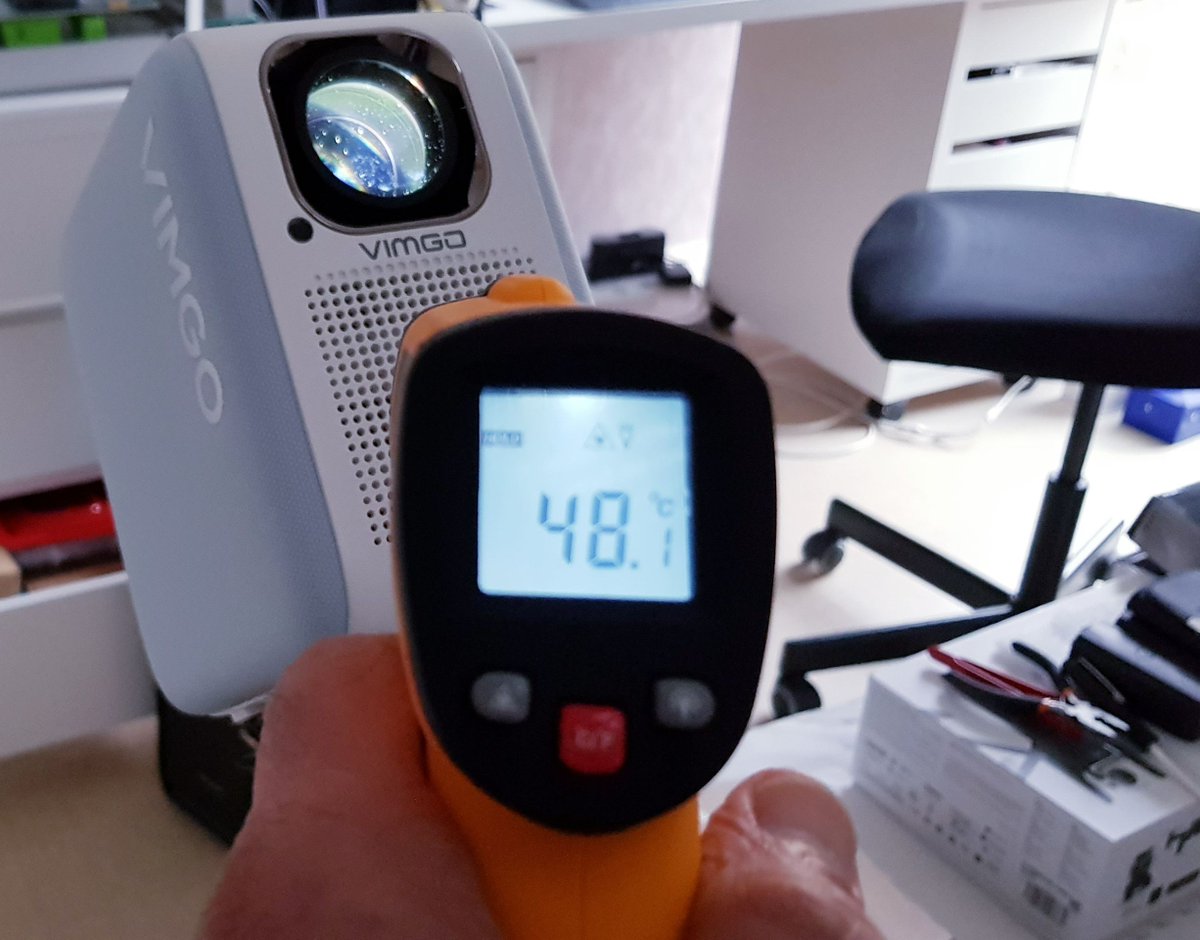 framboise314's tweet photo. En train de tester un mini projecteur @VIMGOTECH #P10 #VIMGO Pourrait être intéressant pour des présentations ou des formations. Luminosité 300 Lumen => utilisation en intérieur Image nette et de bonne taille. Bientôt un article sur framboise314. https://t.co/C5k0sHXSYI