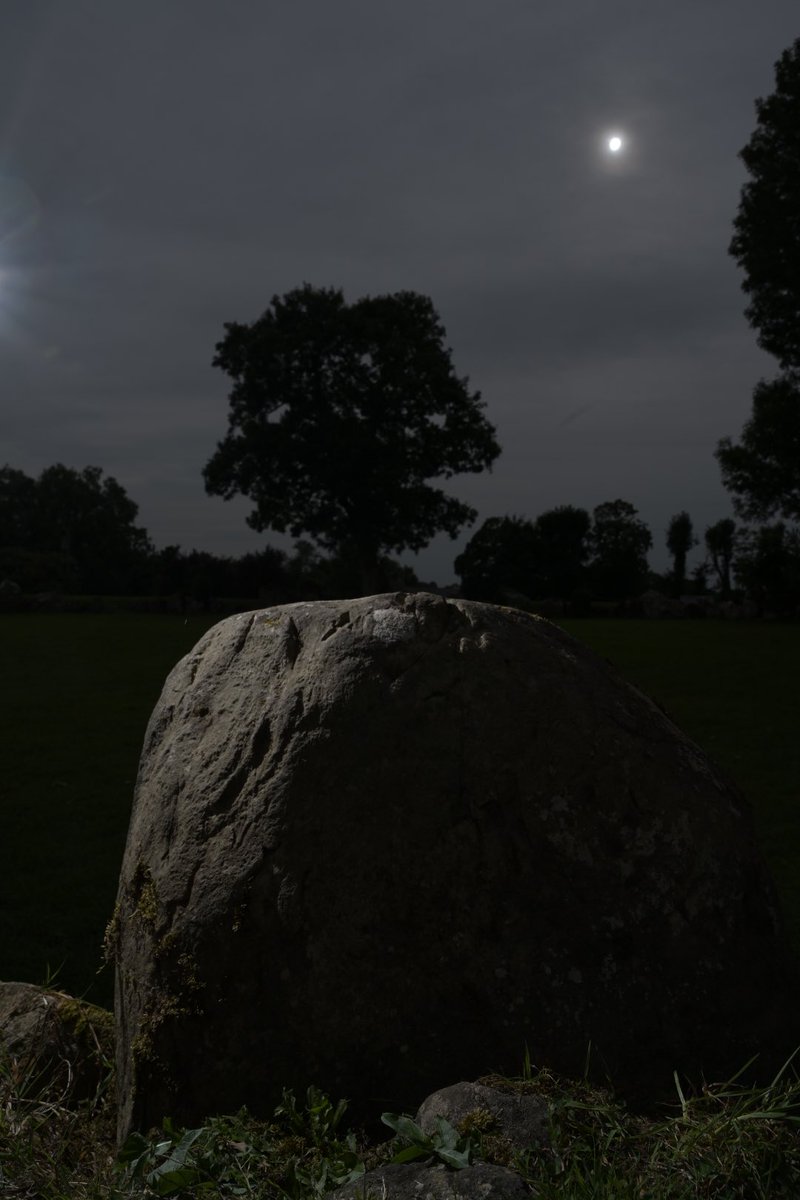shadowsandstone's tweet image. 1/2 The first find of megalithic art in County Limerick and at the wonderful Late Neolithic embanked stone circle at Grange, Lough Gur. I just dropped by when passing yesterday and discovered one or the stones has beautiful megalithic art, previously unrecorded.