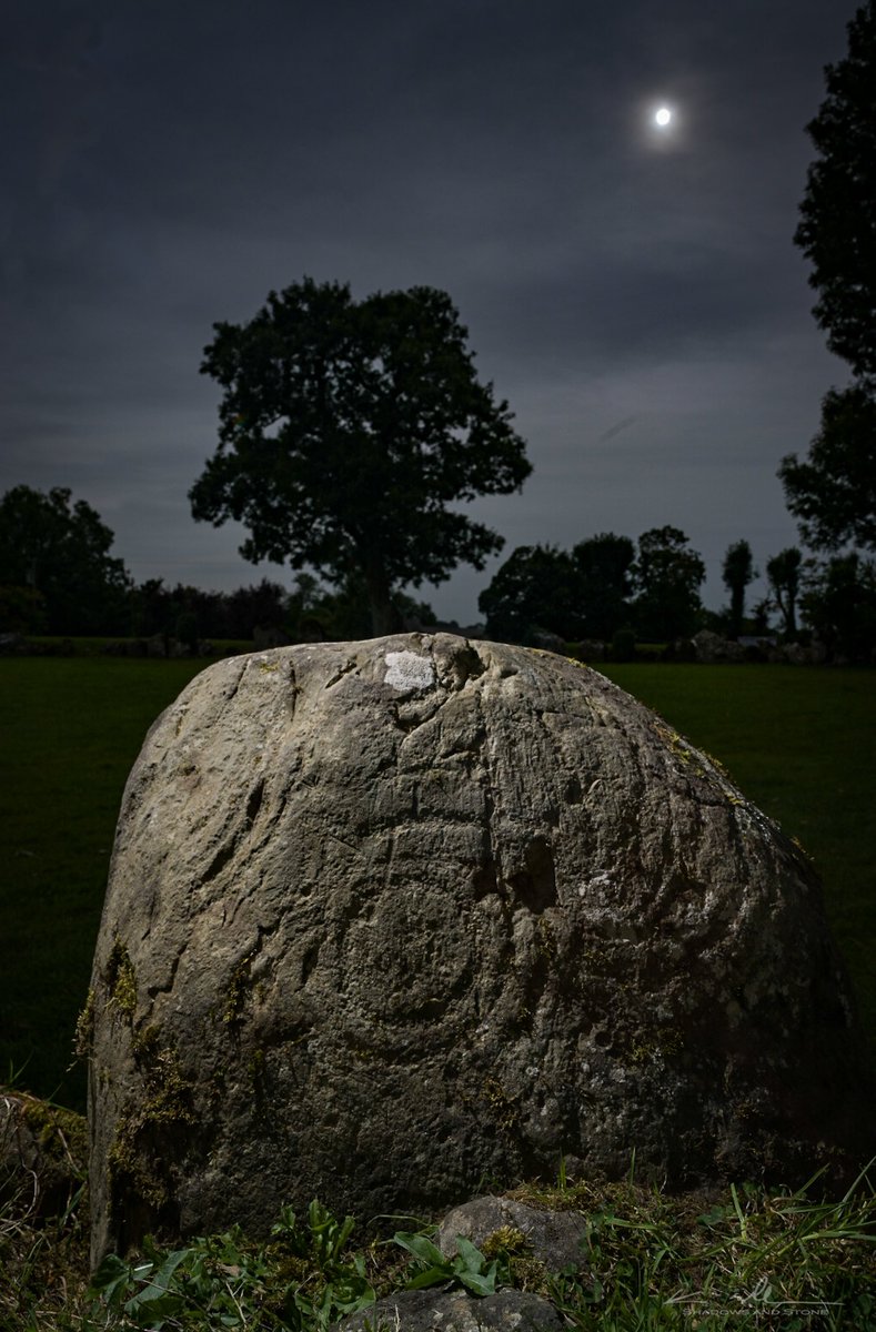 shadowsandstone's tweet image. 1/2 The first find of megalithic art in County Limerick and at the wonderful Late Neolithic embanked stone circle at Grange, Lough Gur. I just dropped by when passing yesterday and discovered one or the stones has beautiful megalithic art, previously unrecorded.