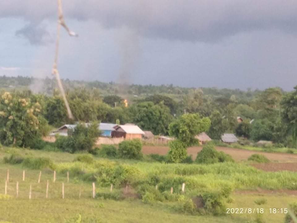 MayWongST's tweet photo. Some reported incidents by @Khithitofficial &amp; @Myanmar_Now_Eng of #Myanmar #military troops advancing into a village in #Sagaing &amp; burning homes as they approach, while villagers flee. Another similar incident of soldiers moving into some towns in #Magway #WhatsHappeningInMyanmar https://t.co/Da2BatYNFF