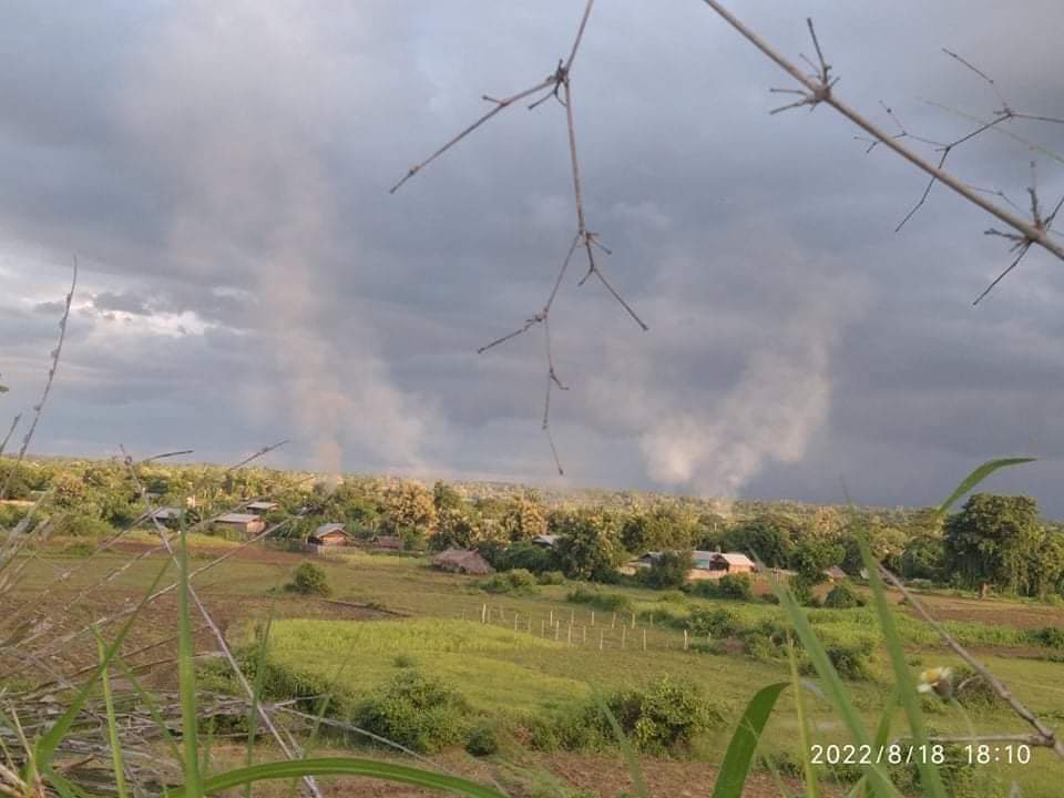 MayWongST's tweet photo. Some reported incidents by @Khithitofficial &amp; @Myanmar_Now_Eng of #Myanmar #military troops advancing into a village in #Sagaing &amp; burning homes as they approach, while villagers flee. Another similar incident of soldiers moving into some towns in #Magway #WhatsHappeningInMyanmar https://t.co/Da2BatYNFF