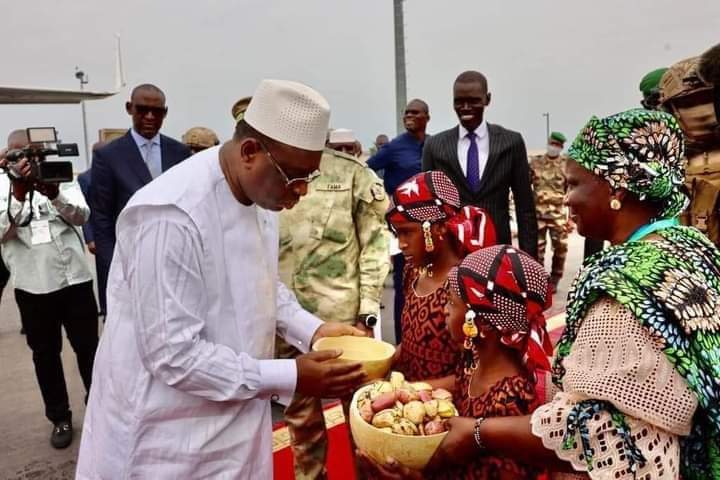 Senegal's President, Macky Sall was received in Bamako, Mali with colanuts and water, instead of a bouquet of flowers. 

Many have commended the gesture, noting that it reflects the African way of life. 

Would you want to see this practiced some day in your country and why?