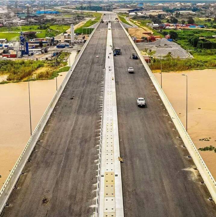 Asphalt laying and installation of street lights on the second Niger Bridge has commenced by the Federal Government of Nigeria.