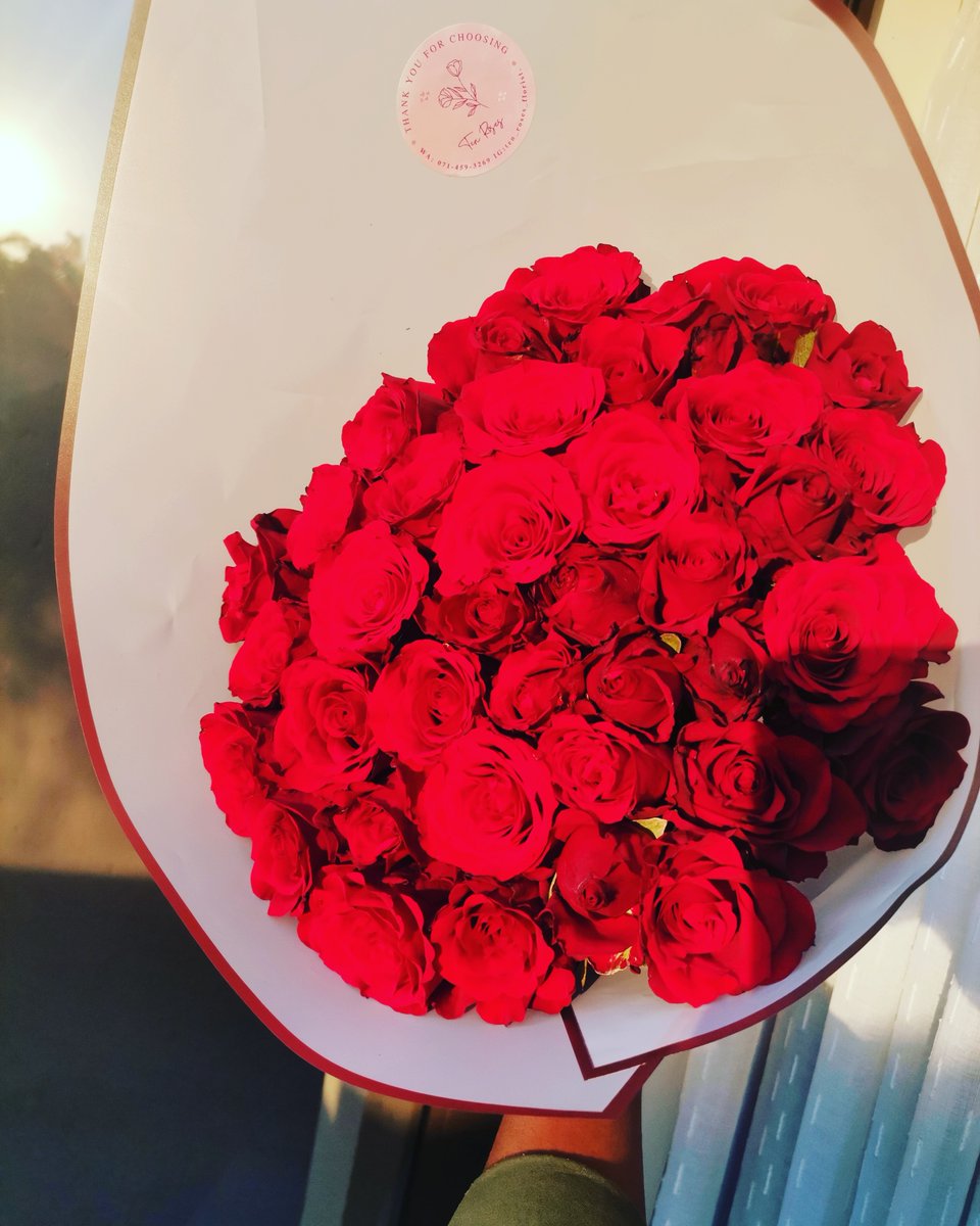 LuuMash's tweet photo. Received my roses today from @TenRosesflorist 😍😍 the service is excellent and delivery was so quick, whitin hours.. 😘😘 https://t.co/kV7i1Ixd3A