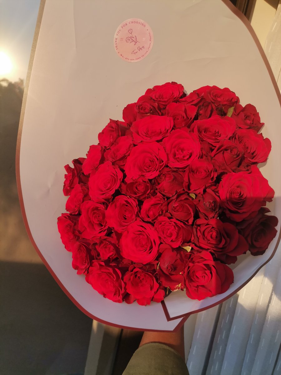 LuuMash's tweet photo. Received my roses today from @TenRosesflorist 😍😍 the service is excellent and delivery was so quick, whitin hours.. 😘😘 https://t.co/kV7i1Ixd3A