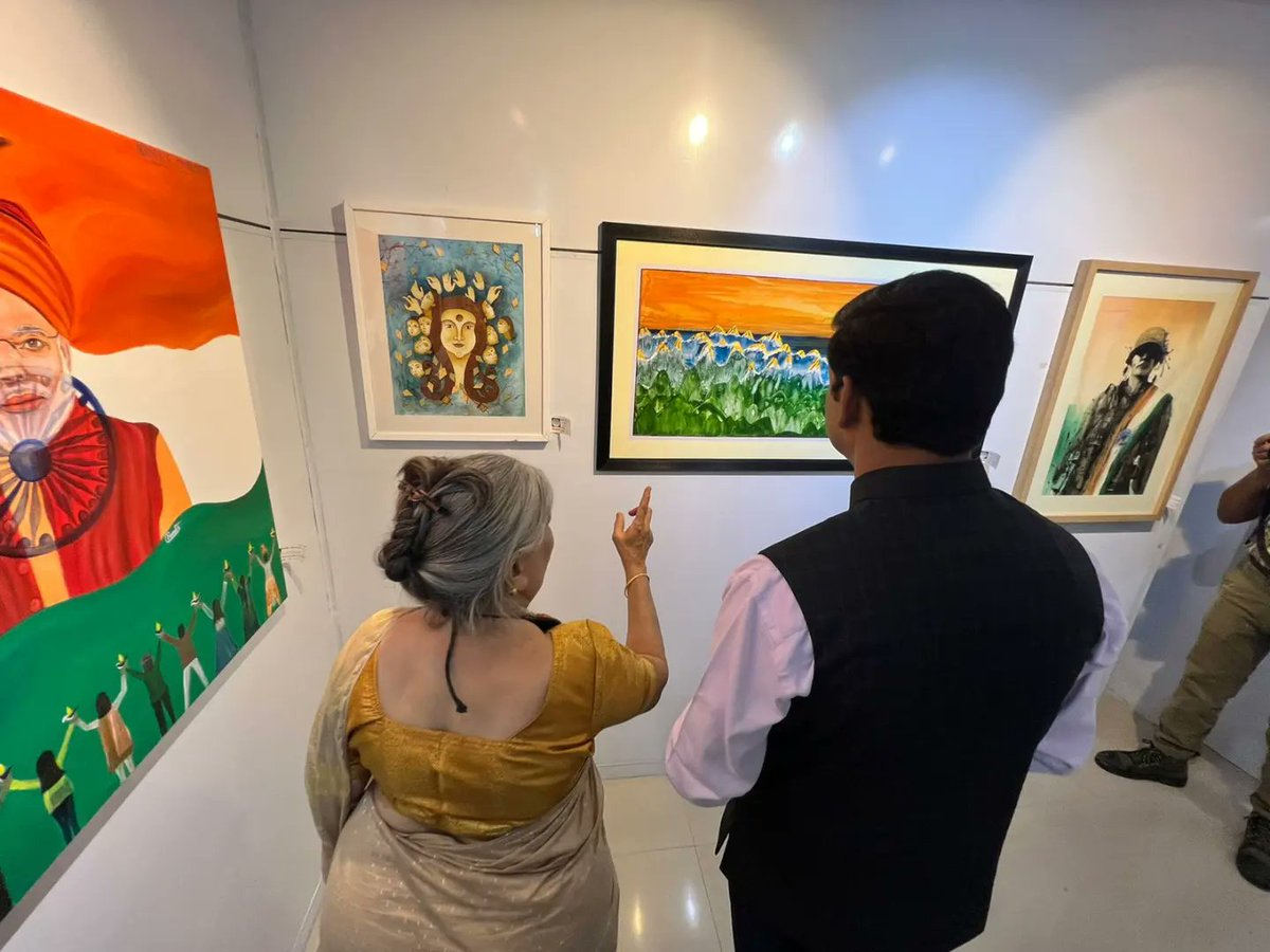 advpushyamitra's tweet photo. मध्यक्षेत्र आर्ट कला सोसायटी द्वारा आयोजित चित्रकला प्रदर्शनी कार्यक्रम के समापन अवसर पर सम्मिलित होकर चित्रकला जगत के कई ख्यातनाम कलाकारों से भेंट की एवं मनोहारी चित्रों को निहारा। साथ ही उपस्थितजन के आग्रह पर चित्रकारी भी की । https://t.co/mqIjjLcf3u