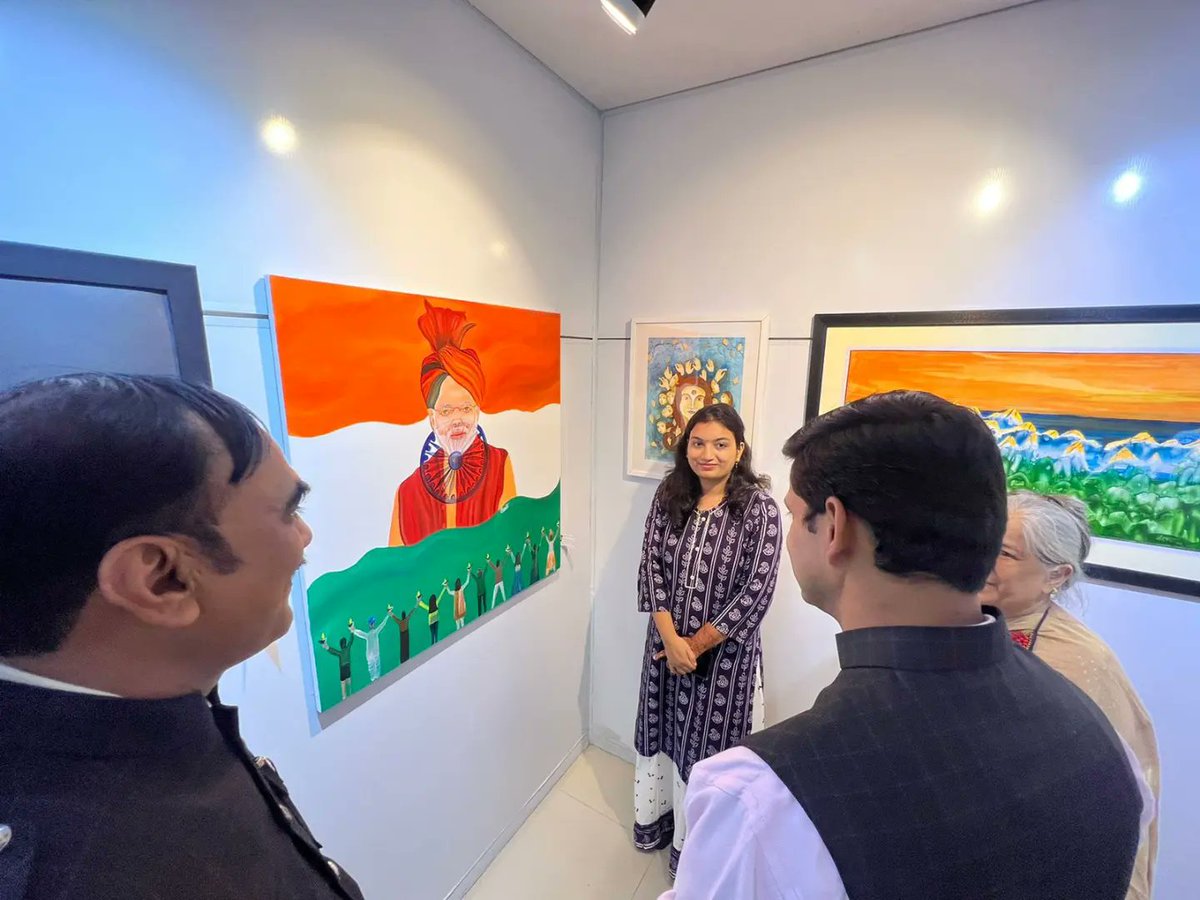 advpushyamitra's tweet photo. मध्यक्षेत्र आर्ट कला सोसायटी द्वारा आयोजित चित्रकला प्रदर्शनी कार्यक्रम के समापन अवसर पर सम्मिलित होकर चित्रकला जगत के कई ख्यातनाम कलाकारों से भेंट की एवं मनोहारी चित्रों को निहारा। साथ ही उपस्थितजन के आग्रह पर चित्रकारी भी की । https://t.co/mqIjjLcf3u
