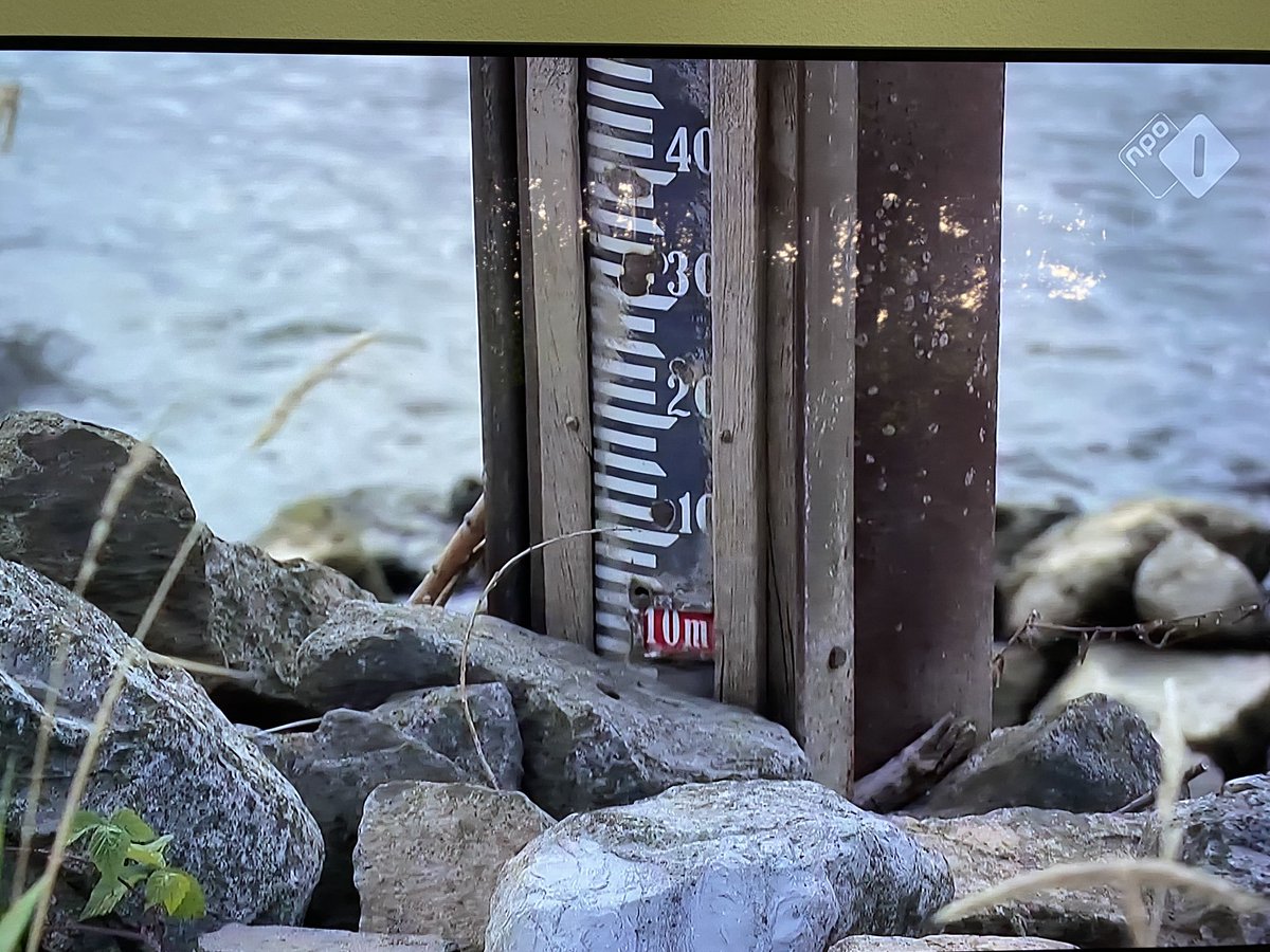 SanderWels's tweet photo. Bij het nieuws van de #NOS om 18.00 uur hebben ze het over de #waterstand in #Lobith van NAP+ 6,48 m en laten deze #peilschaal zien. Heb al veel dingen gehoord en gezien over het lage water die ik niet snap als nautische man en daar hoort deze ook bij. https://t.co/pifcYS5y0x