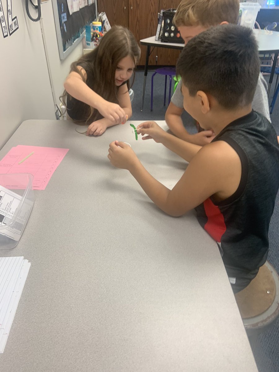 SAVE FRED!! These fourth graders LOVED practicing their communication and teamwork skills in this fun challenge! #Proud2bMPS #MavericksMoveMountains <a href="/MPS_Morton/">Morton Elementary</a> <a href="/MalonePrincipal/">Troy Malone</a>