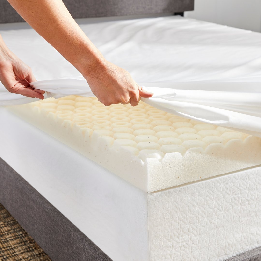 moleculesleep's tweet photo. Designed with HexFLO™ 7-zone surface technology, the MOLECULE CopperWELL mattress topper is the extra boost you need to have a perfect night's sleep. 😴

#MOLECULESleep #TurnOFFToStayON #restorativesleep #coolersleep #sleepcool #sleepfitness #backedbyscience #recoverysleep https://t.co/8aSd7EBnx8