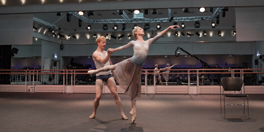 🤩 Some phenomenal throwback snaps of @TheRoyalBallet's Sarah Lamb and @_stevenmcrae in rehearsal for Mayerling! Kenneth MacMillan's 1978 ballet is a masterpiece of storytelling. Catch it on the Main Stage from 5 October: bit.ly/3PVfS4x #RoyalOperaHouse