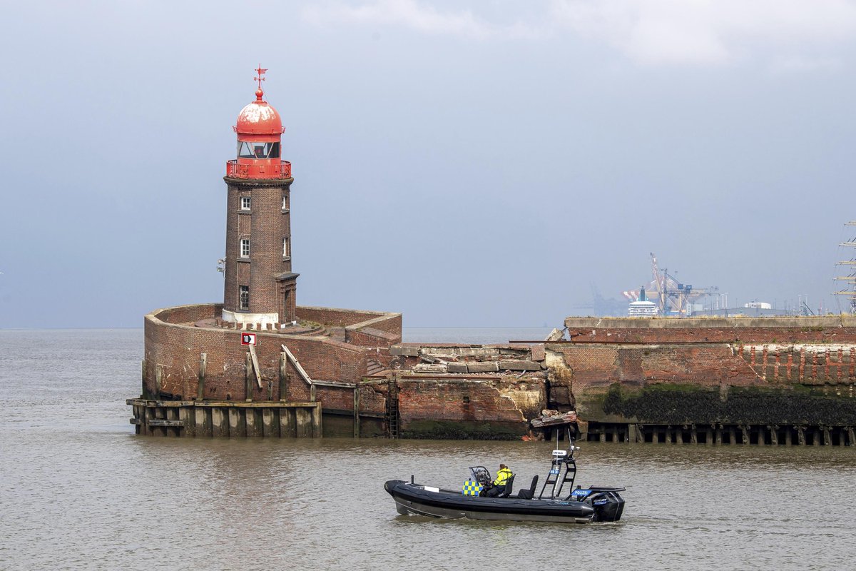 @AP: Leaning lighthouse tower of Bremen could collapse into sea