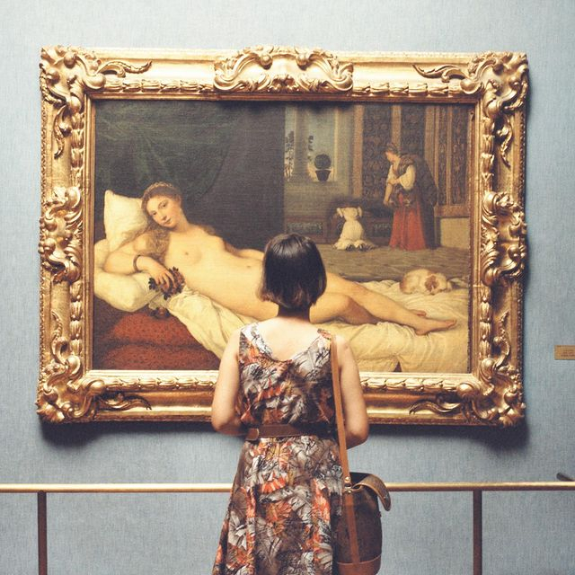 No rainy days in the Uffizi Gallery, Florence. A woman admires “Reclining Venus” by Ingres, captured by Luigi Ghirri in 1985. 
© Eredi di Luigi Ghirri

| <a href="/luigi_ghirri/">luigi_ghirri</a> #luigighirri #italianart #photography #italia #uffizi #firenze #summer #artuner
