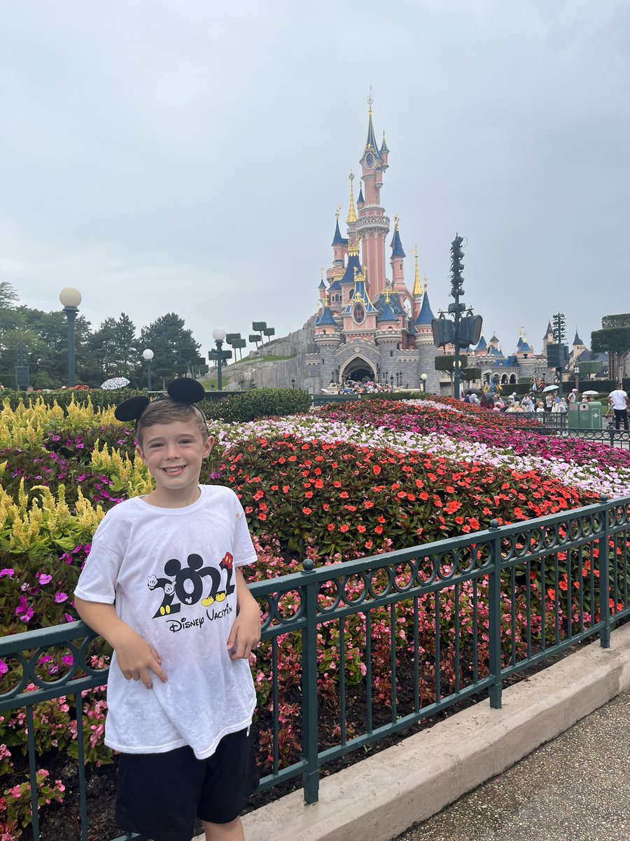 hannahmc_ox's tweet photo. Disneyland ✨❤️ https://t.co/YemDTQDpim