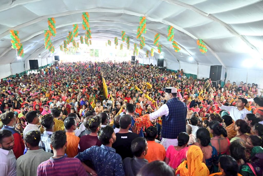 sanjaykusoni's tweet photo. आपके प्यार एवं स्नेह के कारण ही आज इतनी बहने आपको आशीर्वाद देने स्वयं आ पड़ी।

आपके साथ सिर्फ बहने नही नरेला की समस्त जनता आपके साथ है!
@VishvasSarang 
@OfficeofSSC 
@narendramodi https://t.co/FBMroQ8V0e