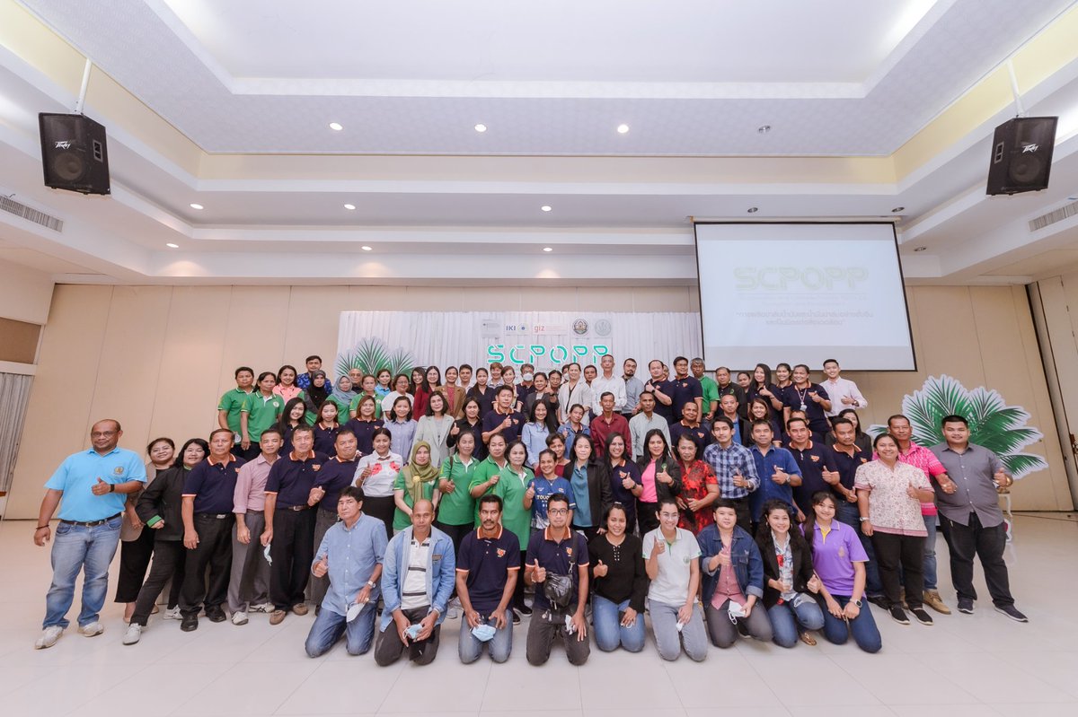 GIZ_Thailand's tweet photo. Here's a highlight from the closing event of the Sustainable and Climate-Friendly Palm Oil Production and Procurement (#SCPOPP) project.

Through a 4-year project, 19 #PalmOil companies have trained over 3,000 #OilPalm smallholders in sustainable farming practices.

@RSPOtweets🌱 https://t.co/eMmMndcjDW