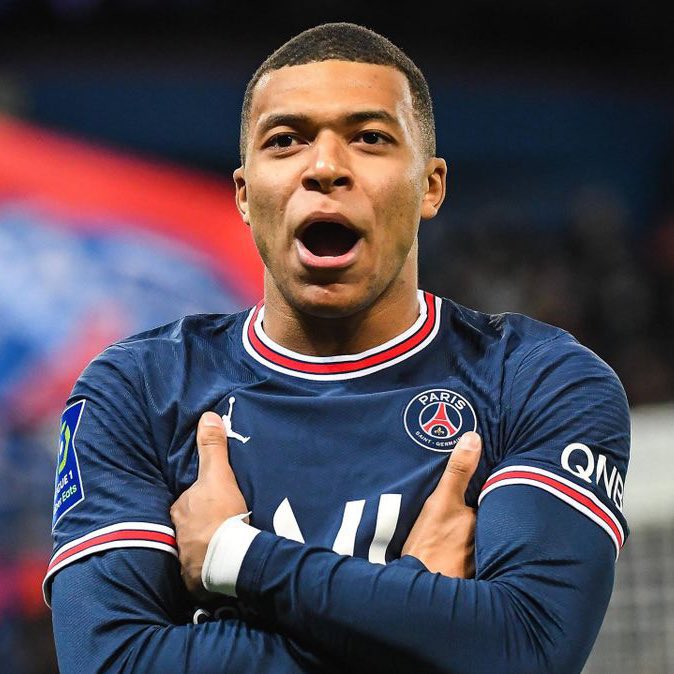 🗣Wayne Rooney: “Un jugador de 23 años chocándole el hombro a Leo Messi… Que alguien le recuerde a Kylian Mbappé que cuando Messi tenía su edad ya había ganado cuatro Balones de Oro”. #Messi