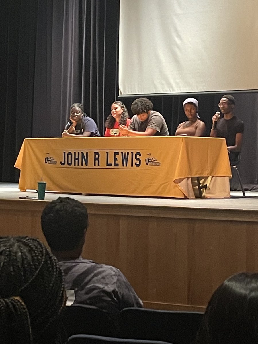 JohnLewisHSFCPS's tweet photo. Great wisdom shared by our Seniors to our Freshmen and new Lancers!!! https://t.co/UtNF4qs60b