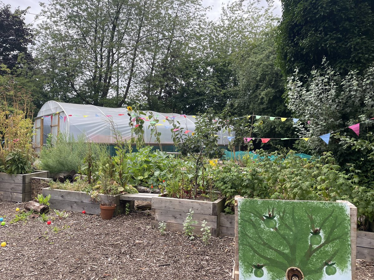 Lovely afternoon showing visitors from <a href="/Portland_State/">Portland State University</a> the amazing <a href="/IncrEdibleEdu/">IncrEdible Education</a> Cleavley Community Forest Garden

For more info &amp; opening times check out: incredibleeducation.co.uk/ccfg

#GMGreenCity #Sustainability #Urbanag