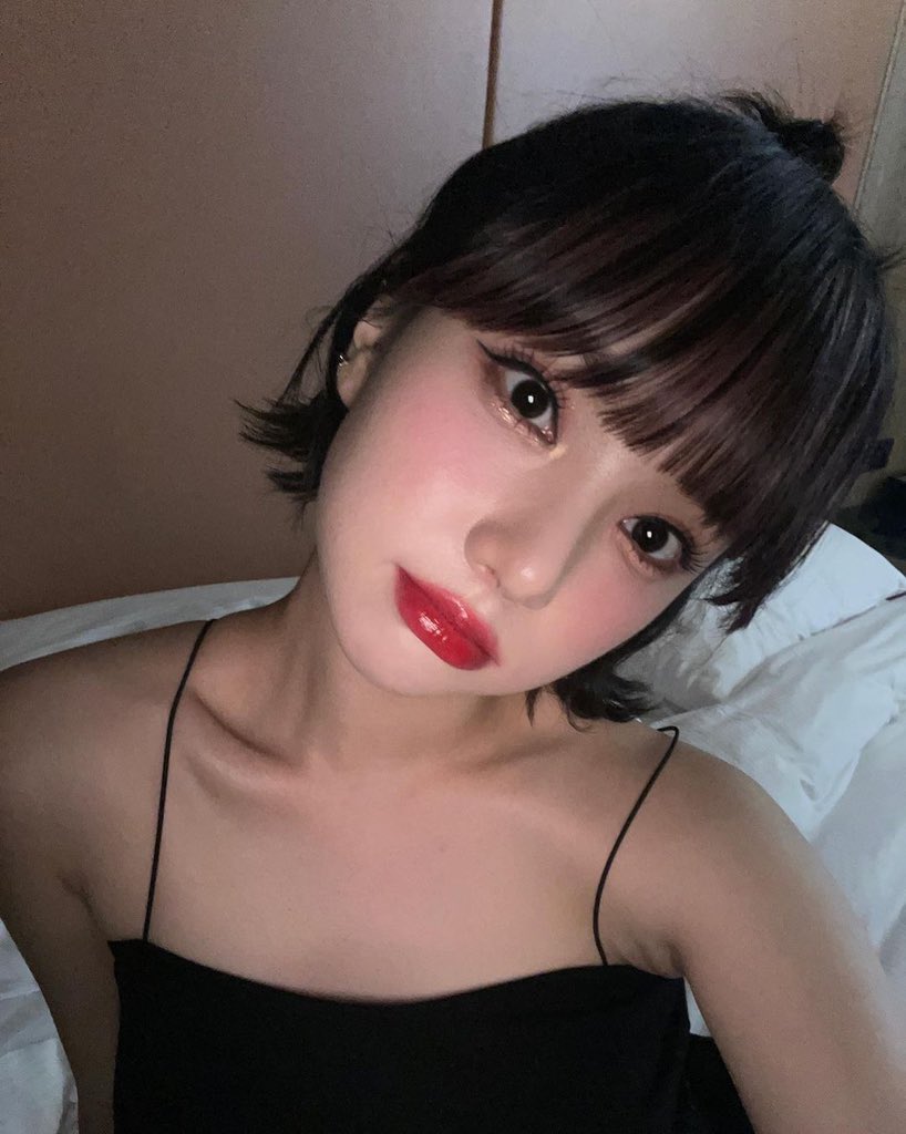 MiladyJung's tweet photo. Nighty night, pretty pals! - ̗̀꒰ᐢ • ˕ • ᐢ꒱  ̖́- Eunha back in preparation for the night decorated with dreamland 🎠🎡. This silky soft bed was ready to embrace me, sending me into a fantasy that I would always want until the next day. Let’s sleep under the dim light~ ✨️ https://t.co/eqR33EUWNp
