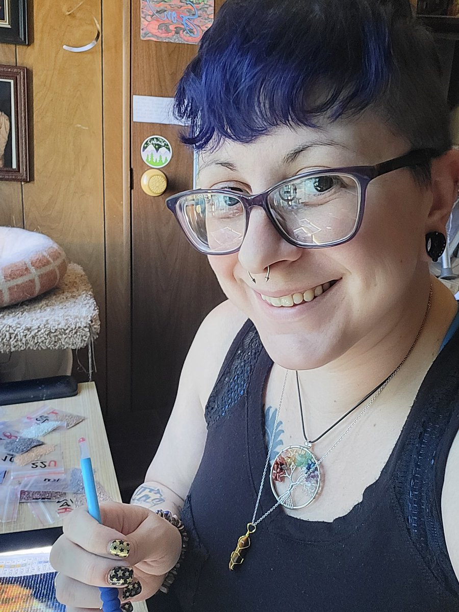 8LeggedLeopard's tweet image. Working on my newest diamond painting!! Can't wait to show the final product!! Let's just say, it's pretty magical.#FIYO #diamondapainting #fantasy #dragons #crafting #artwork