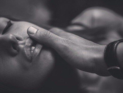 Una mera caricia y puede hacer estremecer todo mi cuerpo, porque en realidad es suyo, como mi corazón y mi alma.
Esa es la entrega de verdad al ser amado, aunque pocos lo entiendan.