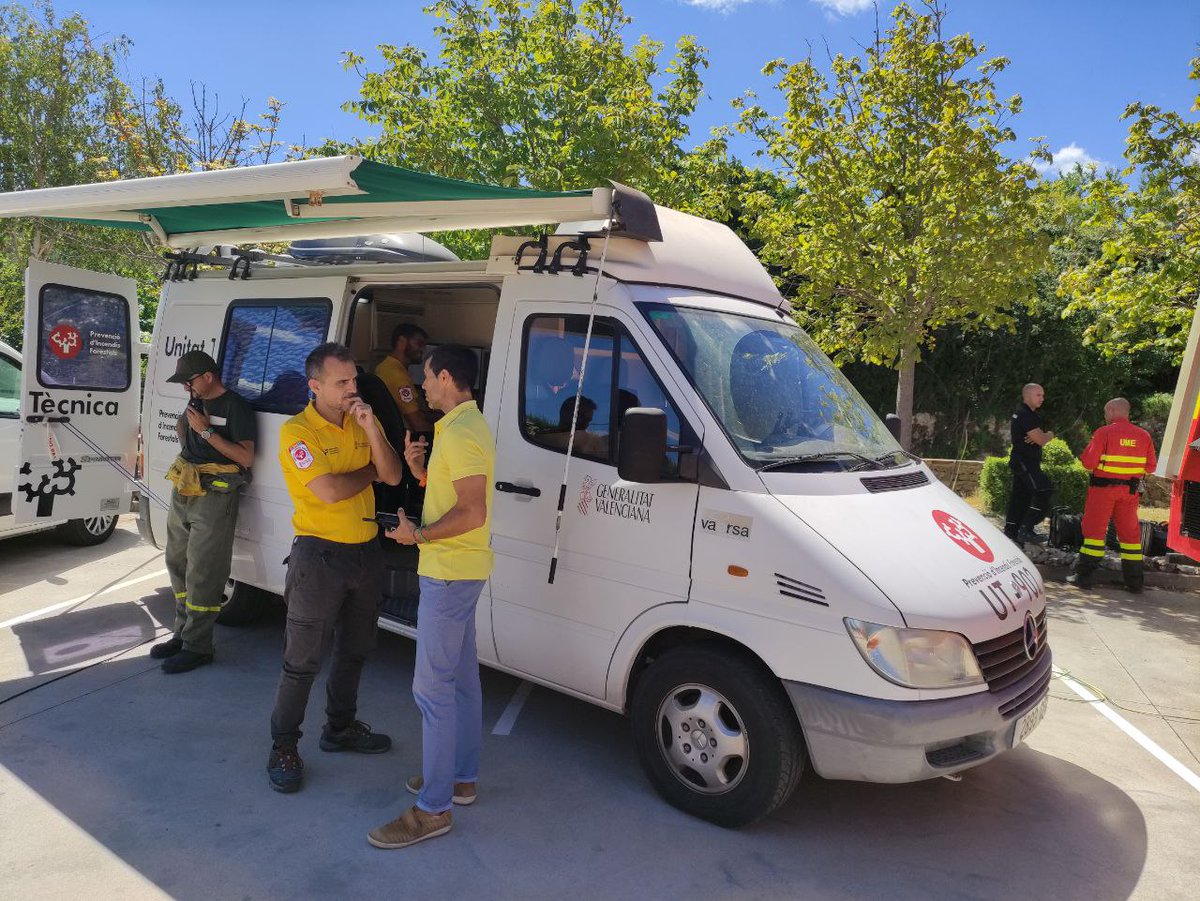 VaersaGva's tweet photo. Hoy nos hemos acercado al PMA(Puesto de Mando Avanzado) de #IFBegís para dar apoyo a los compañeros de VAERSA de la unidad técnica. Gran capacidad de entrega para afrontar las exigencias de un incendio tan intenso. Seguimos trabajando desde todos los ámbitos. Gracias a todos/as https://t.co/Oq4eHM8r4R