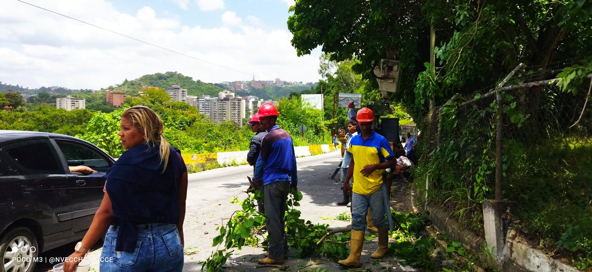 #18Ago 12:45pm

Cuadrillas de Pica y Poda de <a href="/CorpoelecInfo/">Corporación Eléctrica Nacional</a> se encuentran realizando poda al tendido eléctrico de la Carretera de Las Minas.

Me dirigí junto a Ronny Vallecillos - Director de Áreas Verdes de la <a href="/AlcaldiaBaruta/">Alcaldía de Baruta</a> a acompañar los trabajos que se realizan en la zona.