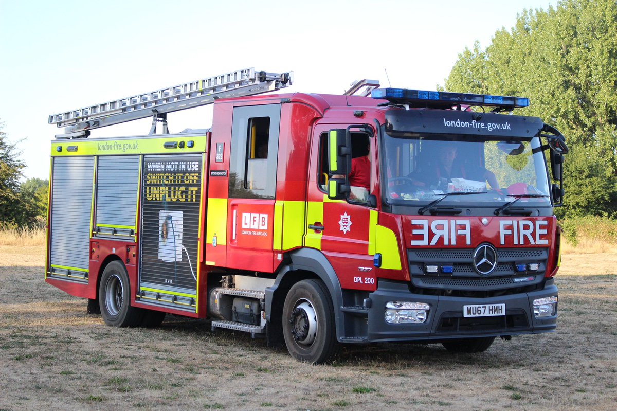 LondonFire_'s tweet image. F322 (Stoke Newingtons pump) seen on scene at a 10 pump grass fire in enfield @LFB_HACKNEY @LondonFire @LFBEnfield #fire #grassfire #londonfire #londonfirebrigade #firetruck #fireengine #emergency #emergencyservices