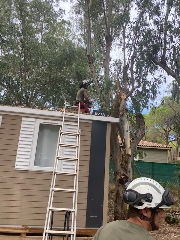 IsulaCorsica's tweet image. Suite aux intempéries, les forestiers sapeurs et les agents des routes de @IsulaCorsica ont été, en concertation avec le CODIS, mobilisés partout en Corse. Par exemple ici pour sécuriser les campings et résidences de Balagna. A ringrazià vi per tuttu.