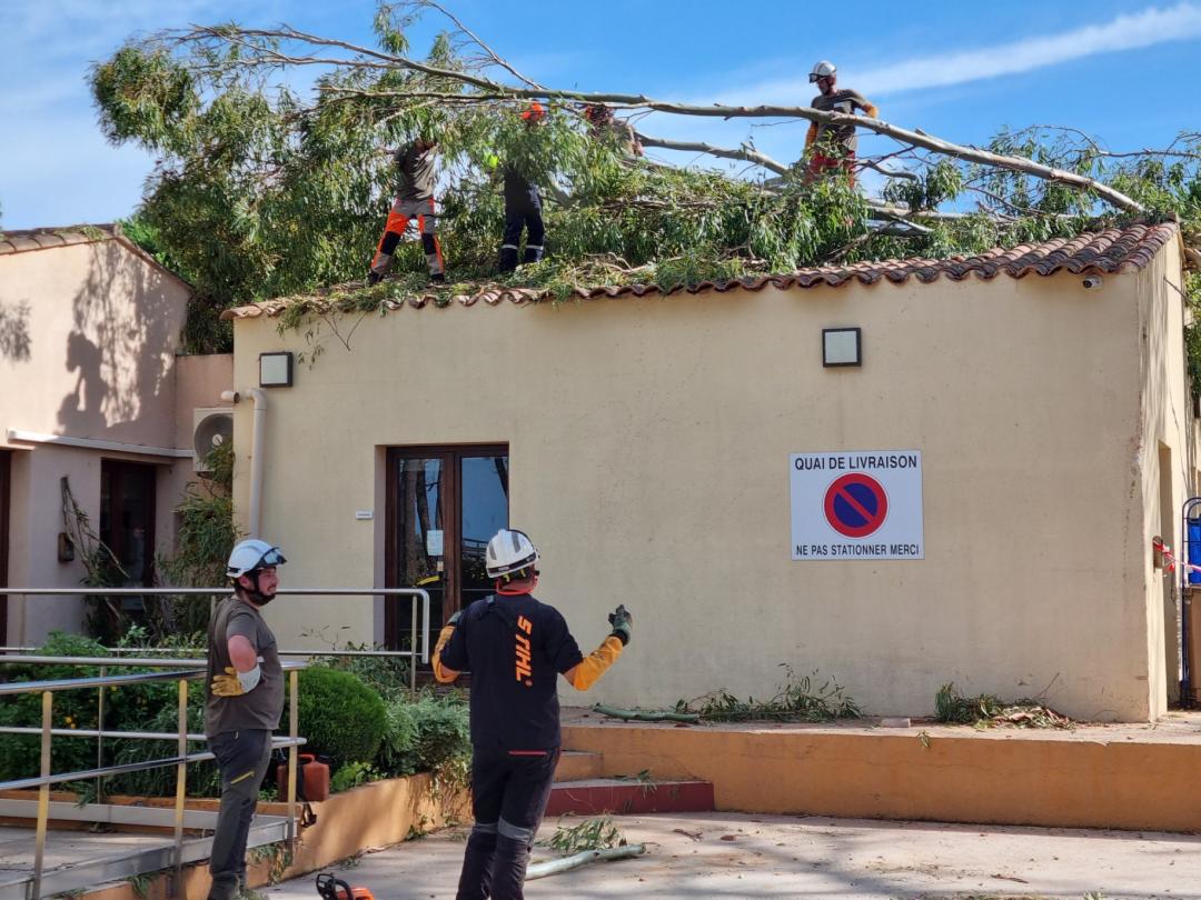 IsulaCorsica's tweet image. Suite aux intempéries, les forestiers sapeurs et les agents des routes de @IsulaCorsica ont été, en concertation avec le CODIS, mobilisés partout en Corse. Par exemple ici pour sécuriser les campings et résidences de Balagna. A ringrazià vi per tuttu.