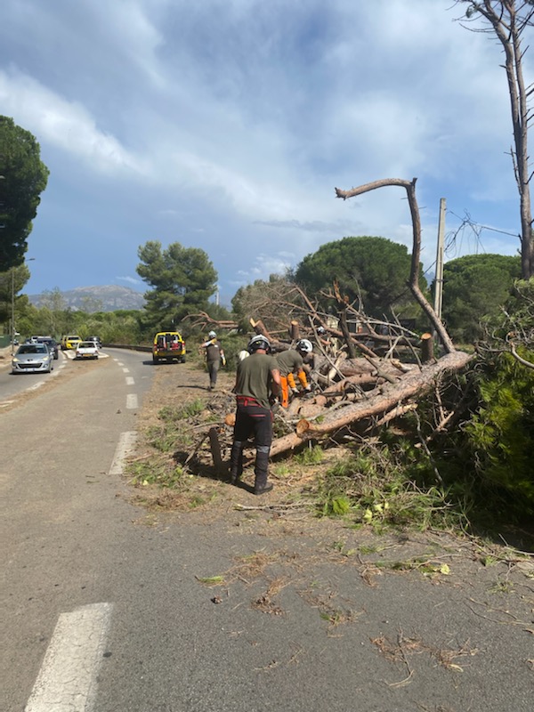 IsulaCorsica's tweet image. Suite aux intempéries, les forestiers sapeurs et les agents des routes de @IsulaCorsica ont été, en concertation avec le CODIS, mobilisés partout en Corse. Par exemple ici pour sécuriser les campings et résidences de Balagna. A ringrazià vi per tuttu.