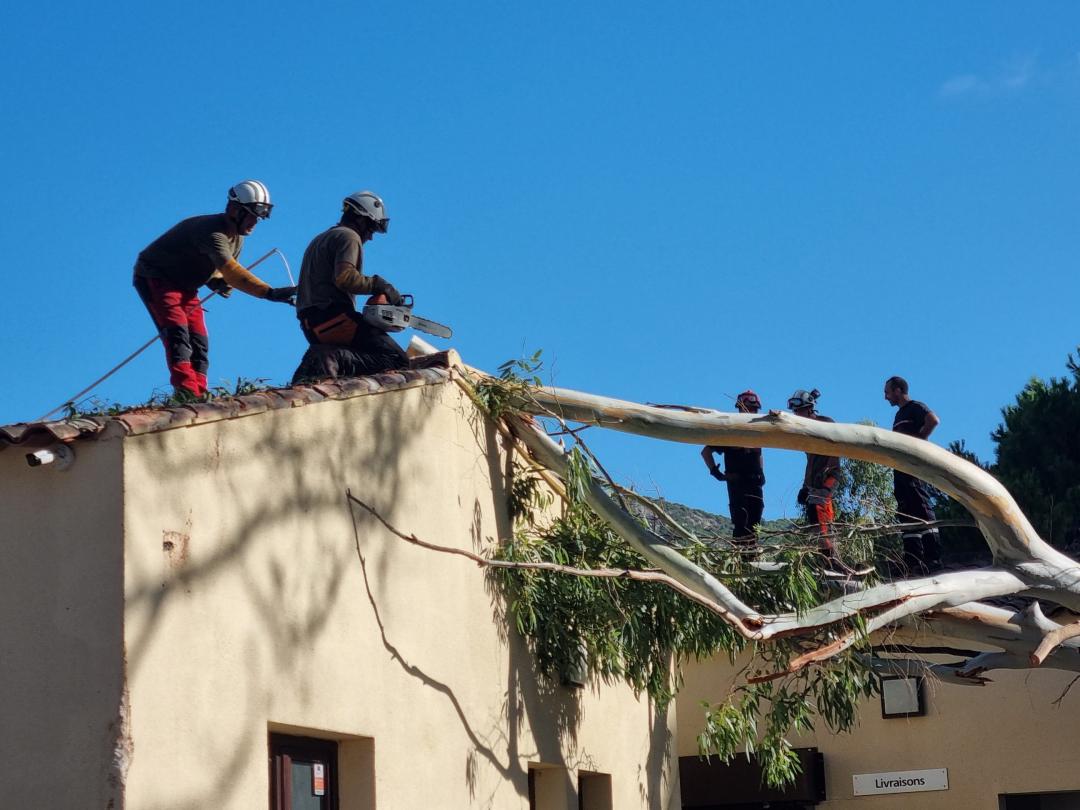 IsulaCorsica's tweet image. Suite aux intempéries, les forestiers sapeurs et les agents des routes de @IsulaCorsica ont été, en concertation avec le CODIS, mobilisés partout en Corse. Par exemple ici pour sécuriser les campings et résidences de Balagna. A ringrazià vi per tuttu.