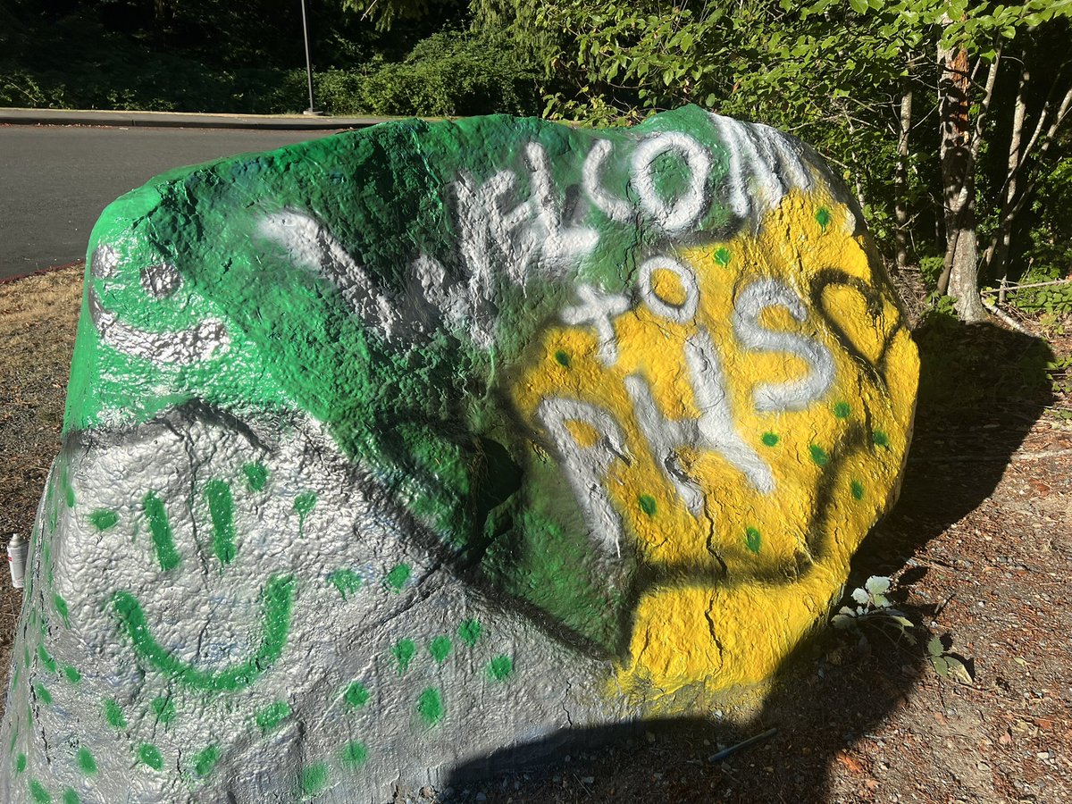 psdcomms's tweet photo. PHS Juniors Eren Blake &amp;
Haley DeLine paint the spirit rock in preparation for “Seahawk 101”, 9th grade orientation this morning. Welcome, new Seahawks! @psd401 @Peninsula1947 #InspireAndEmpowerPSD https://t.co/S1BToNcAcx