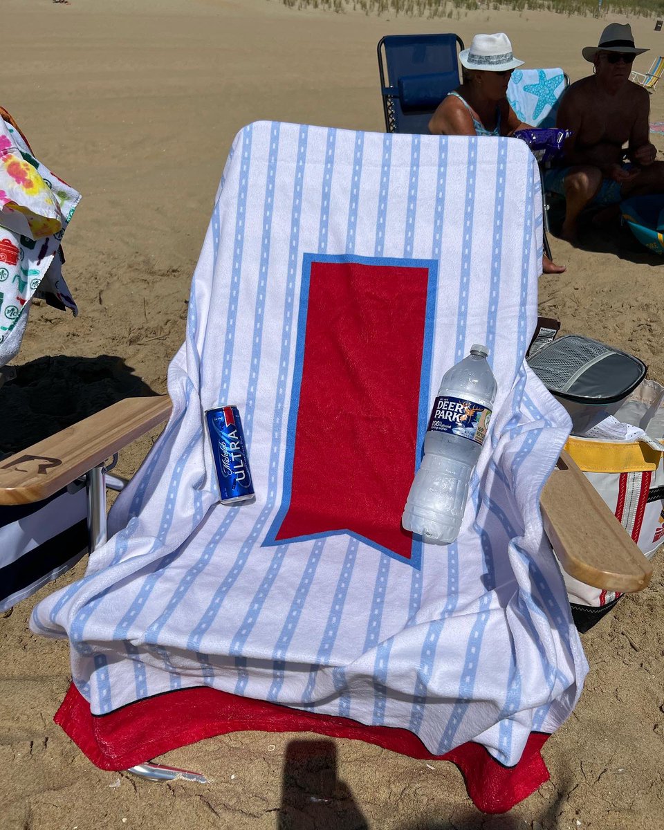 LauraAThurston's tweet photo. Great way to start a beach day… with a run with a friend at the beach! Looking for a strong day of high waves and strength training followed up with some Ultra’s! Always bring Ultra gear and beers! #teamultra #ultraambasssador #strongwomen   #RunforULTRA #ULTRAMarathonGiveaway https://t.co/3jht40B801