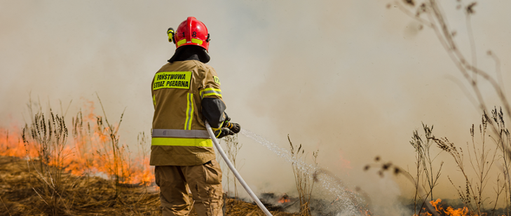 PolandMFA's tweet photo. The summer heatwave has caused numerous fires across Europe. In response to an appeal from 🇫🇷 and earlier from 🇨🇿, Polish firefighters rushed to help contain the flames. 🔥

The commitment of 🇵🇱’s services express our solidarity with the European partners.

#SolidarityPL https://t.co/PWUqkJQufs
