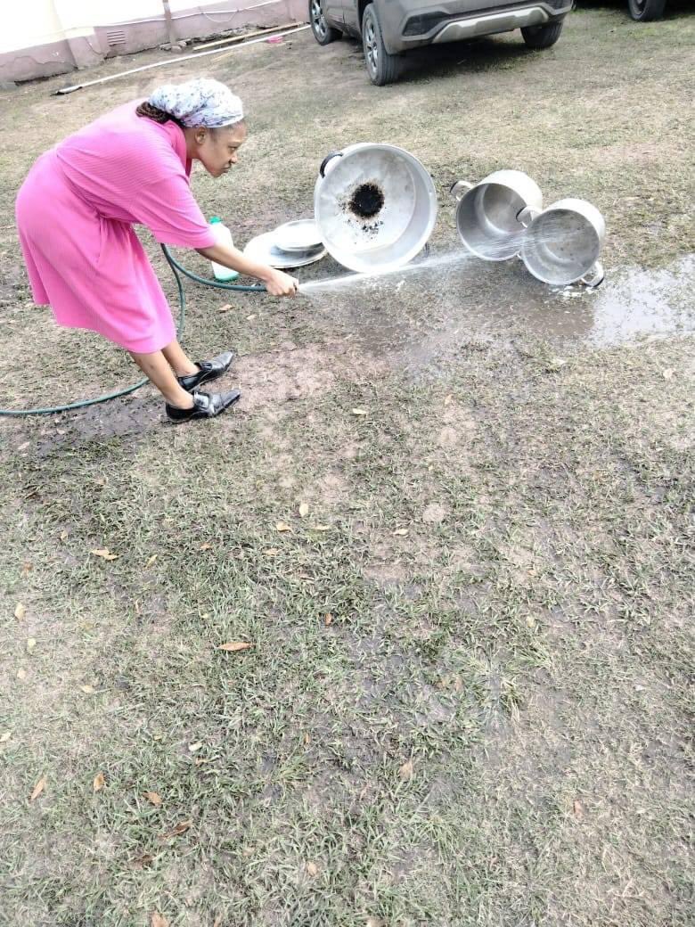 Carolinerathabe's tweet photo. Makoti washing the pots https://t.co/GGcBKZKbRA
