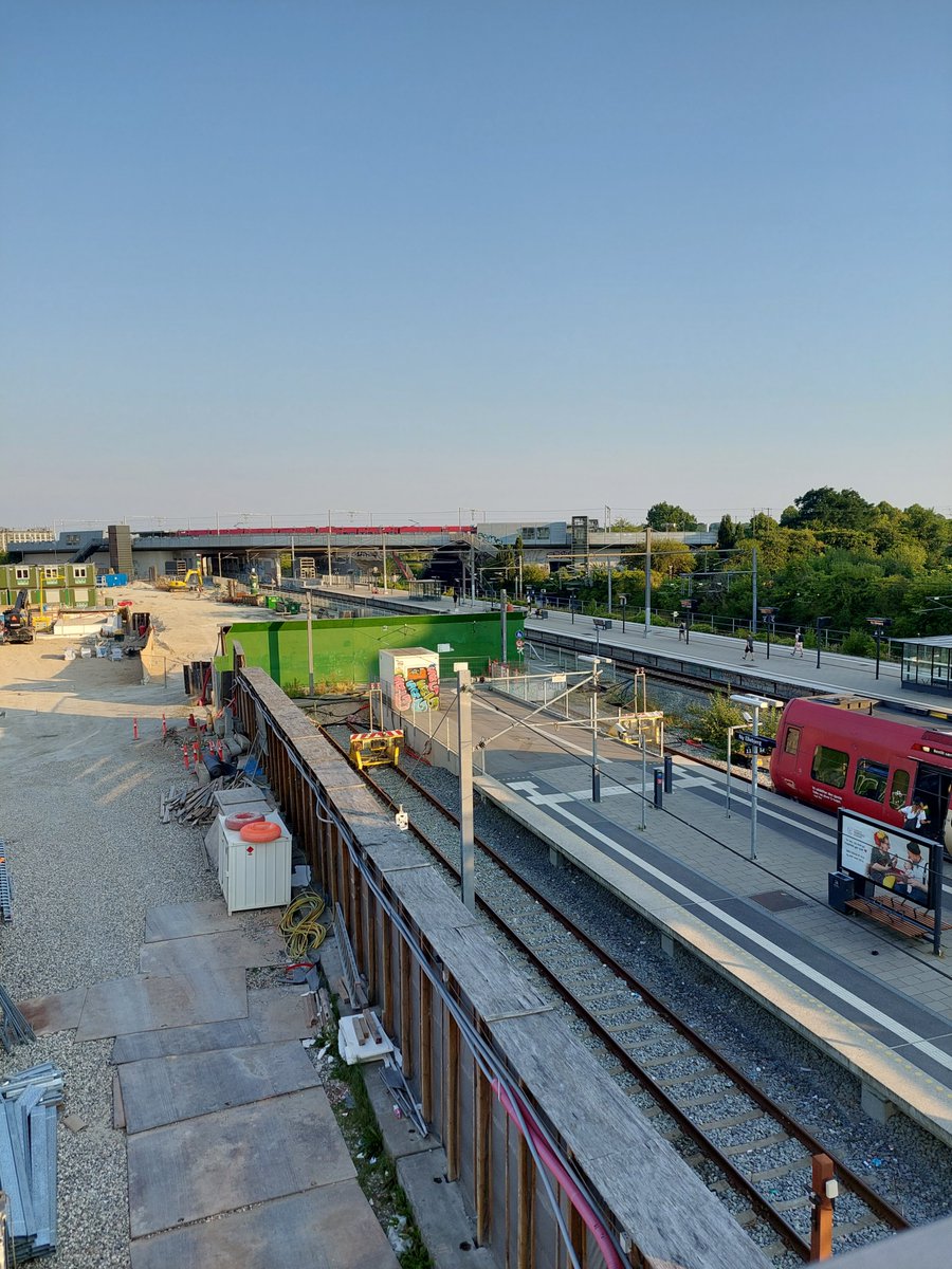 mortenvikaer's tweet photo. Hver dag spørger rigtig, RIGTIG, rigtig mange mennesker mig, hvorfor Ny Ellebjerg er så pisseringe en togstation. 

Kan jeg ikke give en forklaring på det?

Øh, jo, det kan jeg i hvert fald. Her en gennemgang. https://t.co/gy8CMatapX