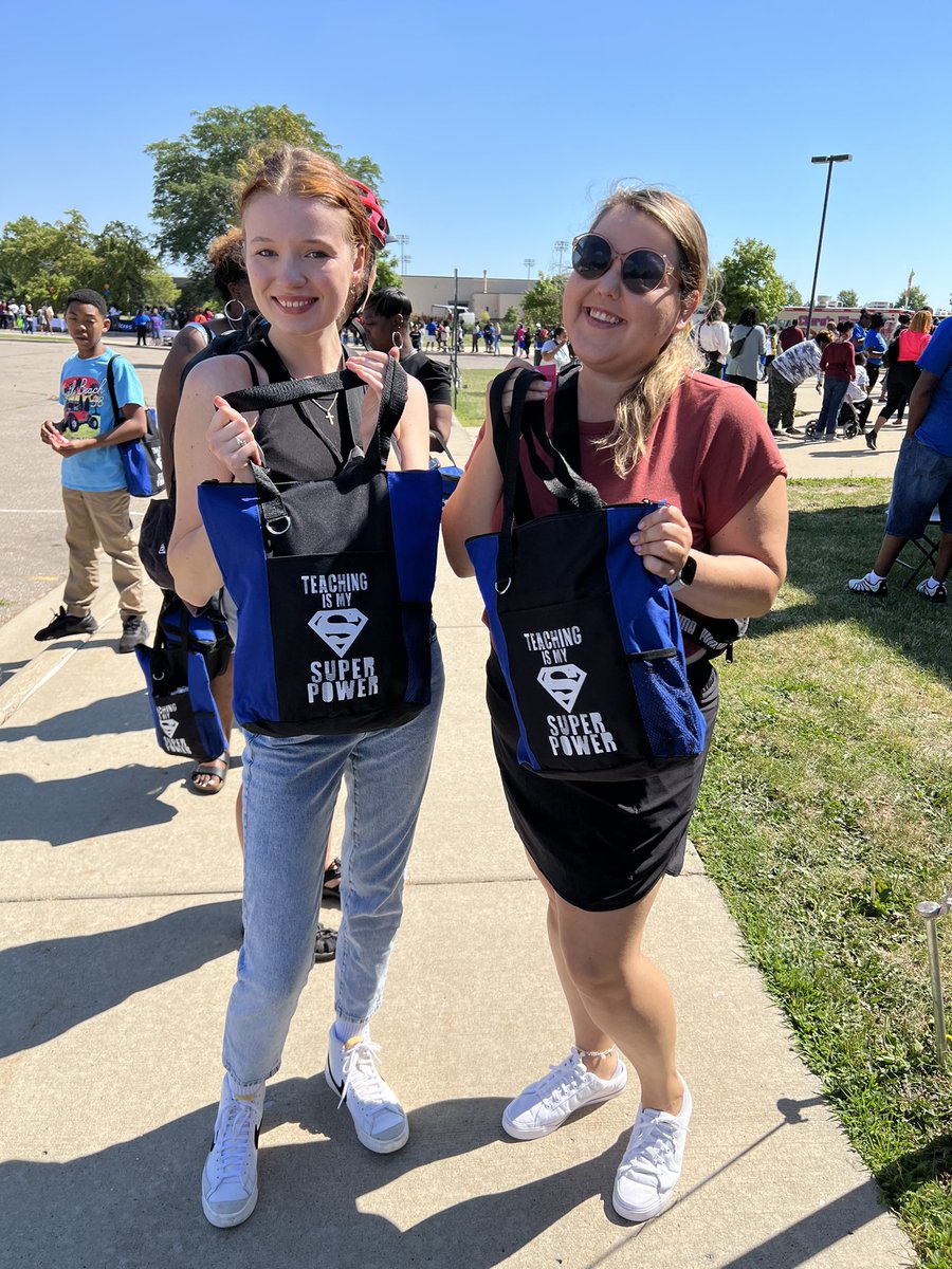 missbecker17's tweet photo. @Neinasknights represent! Such a great way to kick off another year in DPSCD! #year5inDetroit #team #endofsummer #blockparty @Detroitk12 https://t.co/tCAsq6kmdm