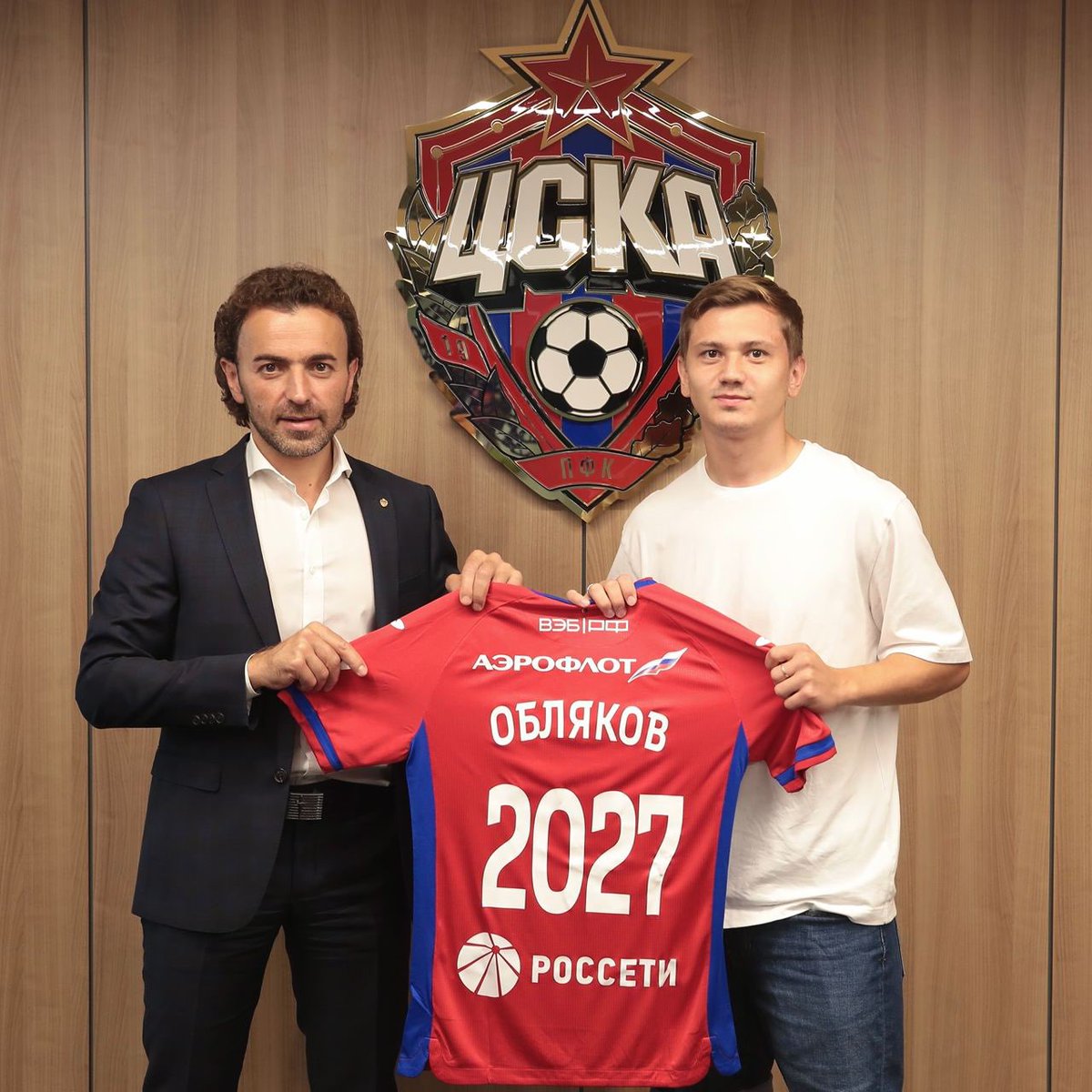Ivan Oblyakov signs contract extension ✍🏻

Russian midfielder has signed a new contract with PFC CSKA and will now stay at the club until the end of the 2026/27 season.

Oblyakov joined Red-Blues in 2018. He made 138 appearances for PFC CSKA and scored 10 goals so far.