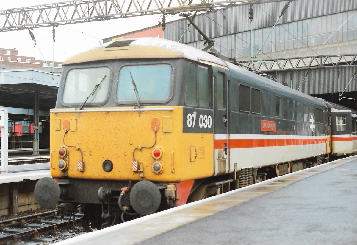 London Euston 23rd August 1992
British Rail Class 87 electric loco 87030 'Black Douglas' awaits the next trip north up the West Coast main line
InterCity colours, large cabside numbers & plenty of fly-spatter!
#BritishRail #London #Euston #Class87 #InterCity #trainspotting 🤓