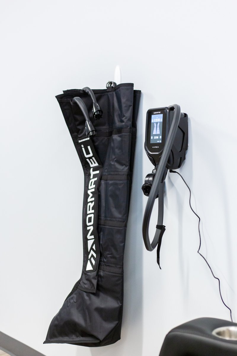 TopPTNash's tweet photo. To finish off your appointment, take a load off in the Refresh and Recovery room. Grab a drink, sit back in a cozy recliner, and top it all off with some @Hyperice Normatec for your tired legs 👏 https://t.co/fIivxxcFuj