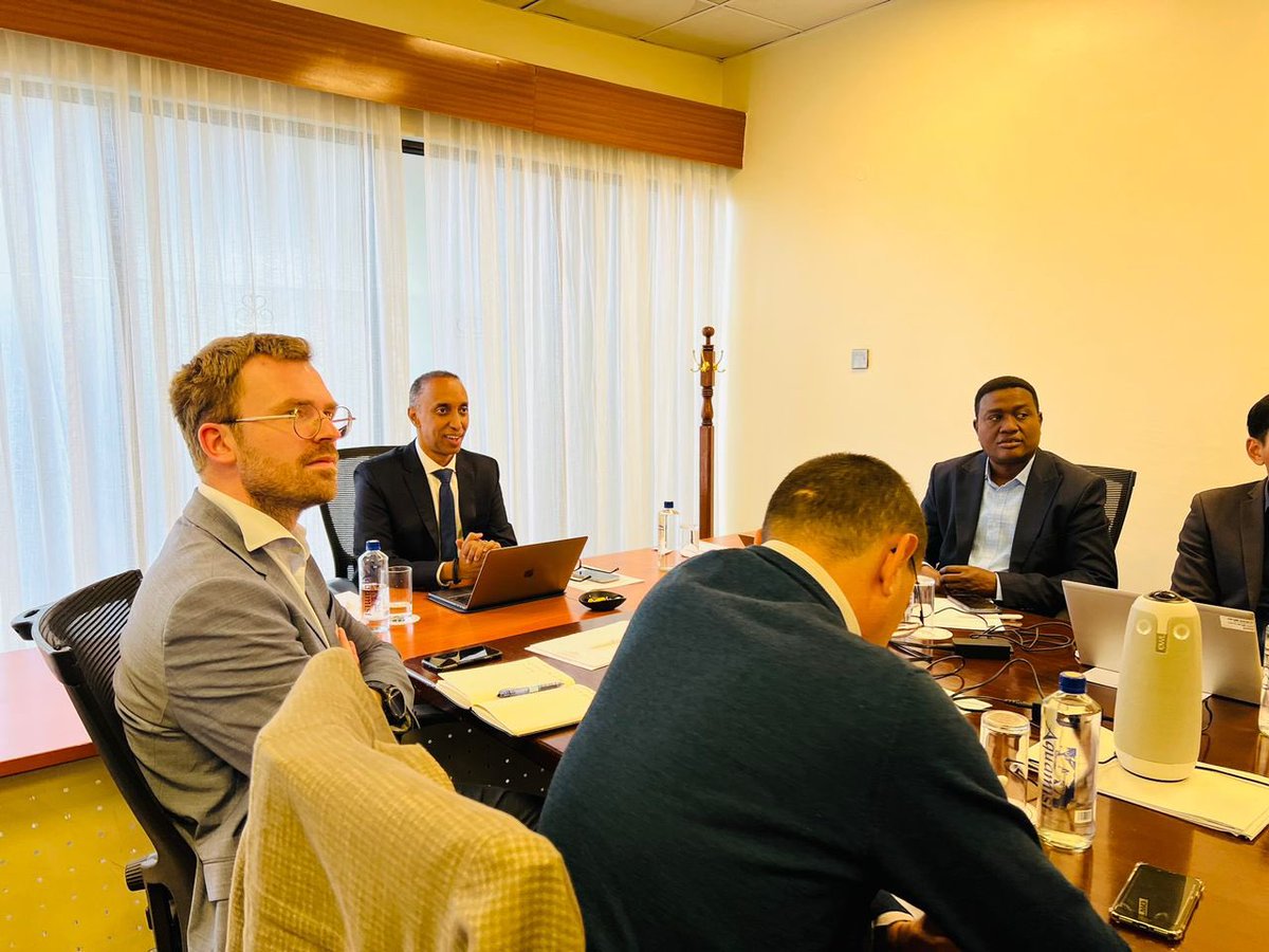 oagsomalia's tweet photo. AG @mafgoi chaired a hybrid meeting in Nairobi with OAGS’ Development Partners, presenting 1st draft of the new 2023-2027 Strategic Plan. During the meeting, Partners including the EU, Royal Norwegian Embassy, FCDO, WB, FGC, AFROSAI-E &amp; IDI provided valuable inputs to the draft. https://t.co/2neDmpir8U