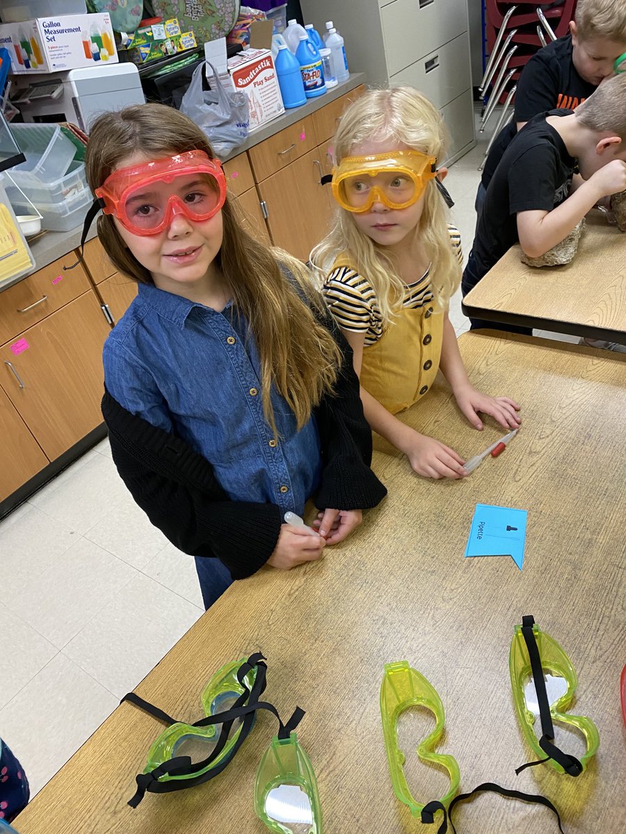 These Ss got to explore in our science lab today! They had fun! ⁦<a href="/GallemoreSher/">Sheri Gallemore</a>⁩ #ScienceNerds!