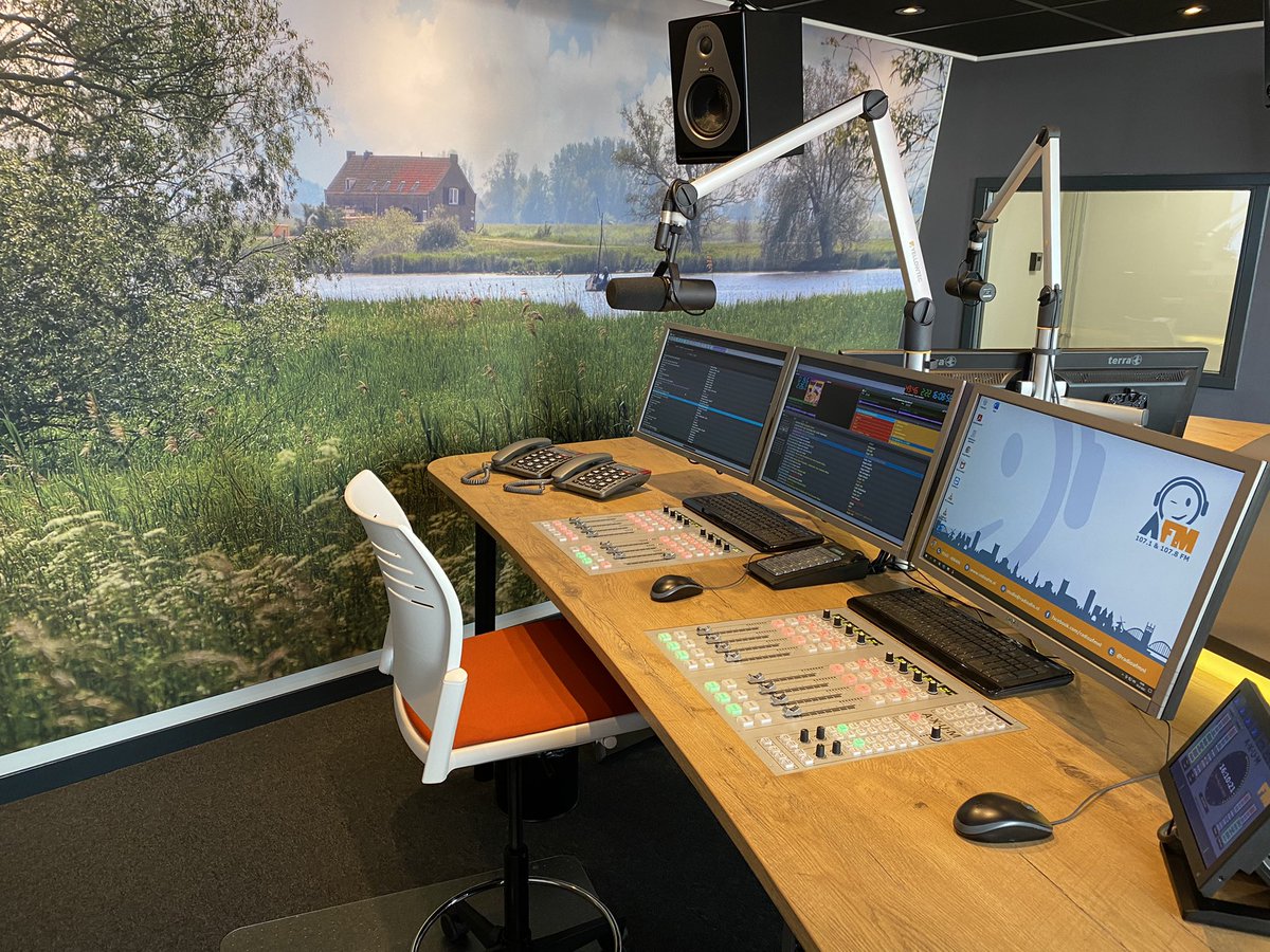 Wij zijn klaar voor de start van het nieuwe radioseizoen! Onze radiostudio blinkt zowel aan de oppervlakte als ‘onder de motorkap’. Vanaf komende zaterdag 9.00u zijn alle radioprogramma’s weer te horen. Kijk op radioafm.nl voor onze programmering. We hebben er zin in!