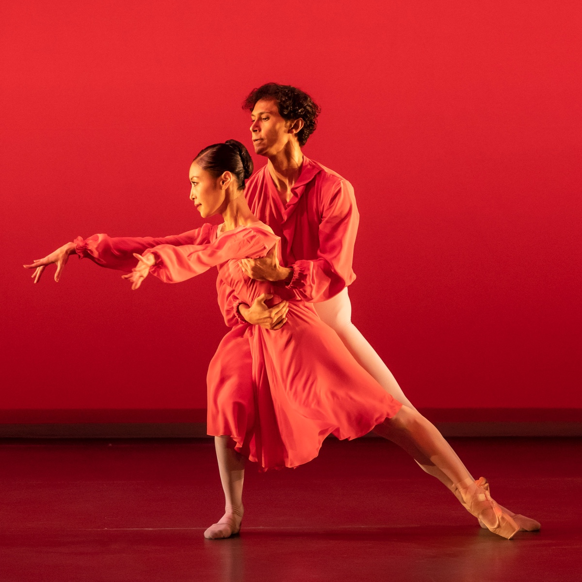 BRB Principal's Momoko Hirata and César Morales are performing in Athelhampton House this September, dancing pas de deux from Our Waltzes and The Dream, in aid of performing arts in the UK and Ukraine. 🇬🇧🇺🇦

📸  Johan Persson