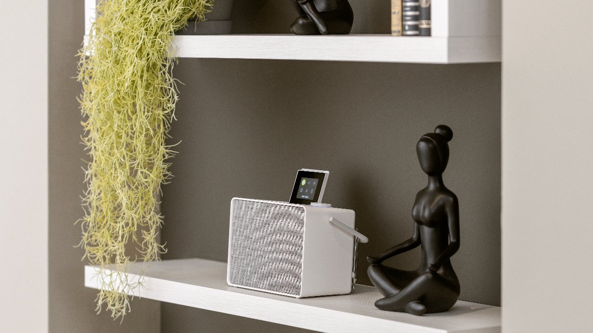 With an off-white housing &amp; light grey front made from recycled, eco-certified wool, Evoke Play in Cotton White sets clean accents on any placement surface in the home. Thanks to the optional ChargePAK you can even take this versatile music system outside! pure.com/p/249523